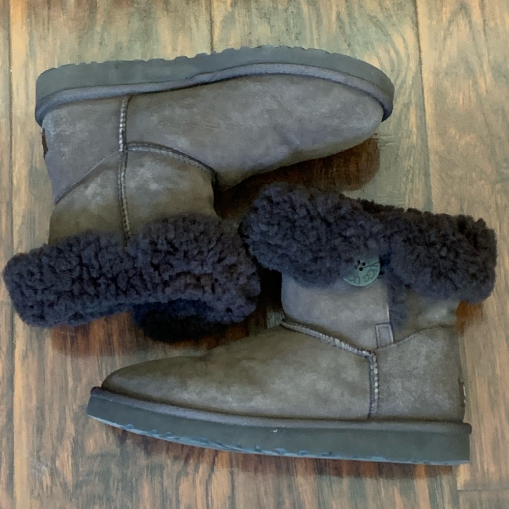 *SOLD* UGG Bailey button short - Picture 12 of 12